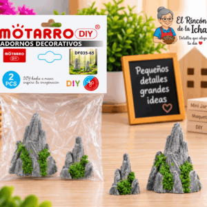Mini Formaciones Rocosas Decorativas – 2 Piezas Set de 2 mini formaciones rocosas decorativas en diferentes tamaños, mostradas junto a su empaque tipo bolsa