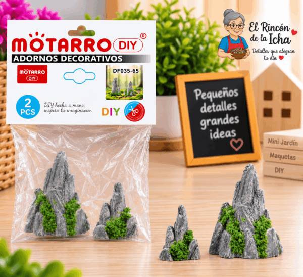 Mini Formaciones Rocosas Decorativas – 2 Piezas Set de 2 mini formaciones rocosas decorativas en diferentes tamaños, mostradas junto a su empaque tipo bolsa