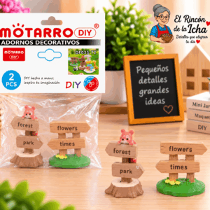 Mini Letreros Decorativos Direccionales – 2 Piezas Diseños Surtidos Set de 2 mini letreros decorativos direccionales en diseños surtidos, mostrado junto a su empaque tipo bolsa