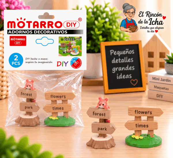 Set de 2 mini letreros decorativos direccionales en diseños surtidos, mostrado junto a su empaque tipo bolsa