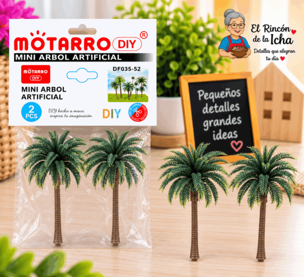 Mini Palmeras Artificiales Decorativas 10 cm – 2 Piezas Set de 2 mini palmeras artificiales decorativas de 10 cm mostradas junto a su empaque tipo bolsa