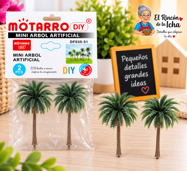 Mini Palmeras Artificiales Decorativas 8 cm – 2 Piezas Set de 2 mini palmeras artificiales decorativas de 8 cm mostradas junto a su empaque tipo bolsa