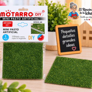 Mini Pasto Artificial Decorativo 20 × 20 cm Mini pasto artificial decorativo de 20 × 20 cm mostrado junto a su empaque tipo bolsa