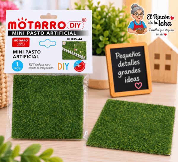 Mini Pasto Artificial Decorativo 20 × 20 cm Mini pasto artificial decorativo de 20 × 20 cm mostrado junto a su empaque tipo bolsa