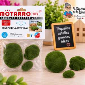 Mini Piedras Artificiales Verdes Decorativas – 3 Piezas Set de 3 mini piedras artificiales verdes decorativas mostradas junto a su empaque tipo bolsa