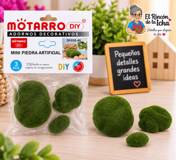 Mini Piedras Artificiales Verdes Decorativas – 3 Piezas Set de 3 mini piedras artificiales verdes decorativas mostradas junto a su empaque tipo bolsa