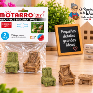 Mini Sillas Decorativas – 2 Piezas Diseños Surtidos Set de 2 mini sillas decorativas en diseños surtidos, mostrado junto a su empaque tipo bolsa y ejemplos de variantes