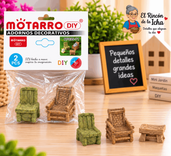 Mini Sillas Decorativas – 2 Piezas Diseños Surtidos Set de 2 mini sillas decorativas en diseños surtidos, mostrado junto a su empaque tipo bolsa y ejemplos de variantes